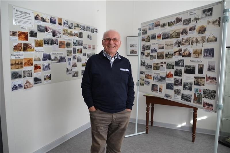 Horst Fitschen vor einem Teil seiner Ausstellung über alte Gebäude in Assel. Foto: Helfferich