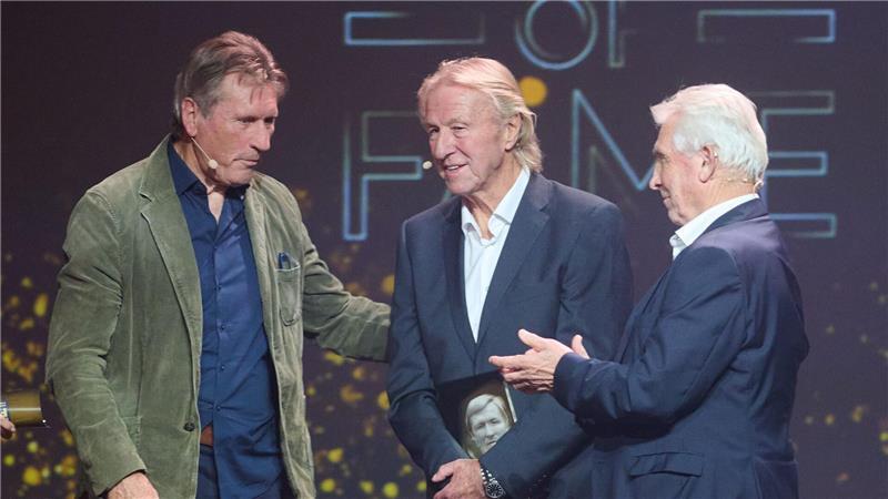 Horst Hrubesch (M) hatte bei seiner Ehrung gute Laune.