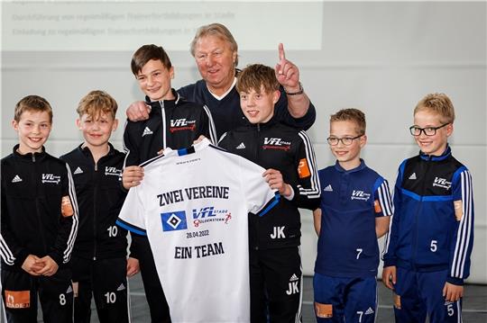 Horst Hrubesch forciert die intensive Zusammenarbeit. Er will, dass die Kinder Spaß am Fußball haben und nicht zu Robotern werden. Fotos: Struwe