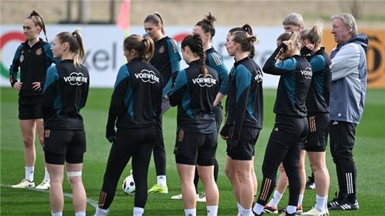 Horst Hrubesch (r) und die DFB-Spielerinnen beim Training auf dem DFB-Campus.