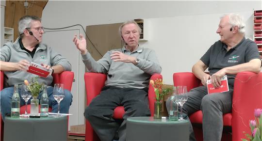 Horst Hrubesch sitzt zwischen den Moderatoren Axel Panknier (links) und Uli Koch, beide Mitglieder im Fredenbecker Verein Geest Marketing und Touristik, dem Ausrichter der Veranstaltung „Fredenbeck trifft ...“.