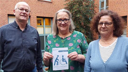 Horst Mau, Ilse-Marie Jungclaus und Christine Boge (von links) präsentieren das Cover ihrer neuen Broschüre.