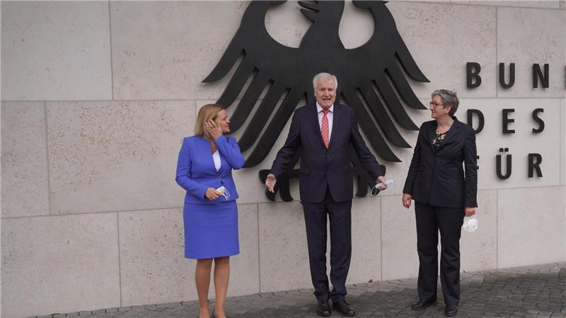 Erste Etappe der Koalitionsverhandlungen vor dem Abschluss Horst Seehofer (CSU) war als Bundesinnenminister auch für Bau zuständig. Am 8. Dezember 2021 übergab er das Amt an zwei Politikerinnen der SPD. Nancy Faeser wurde Bundesinnenministerin. Klara Geywitz übernahm das neu geschaffene Bauministerium. (Archivfoto)