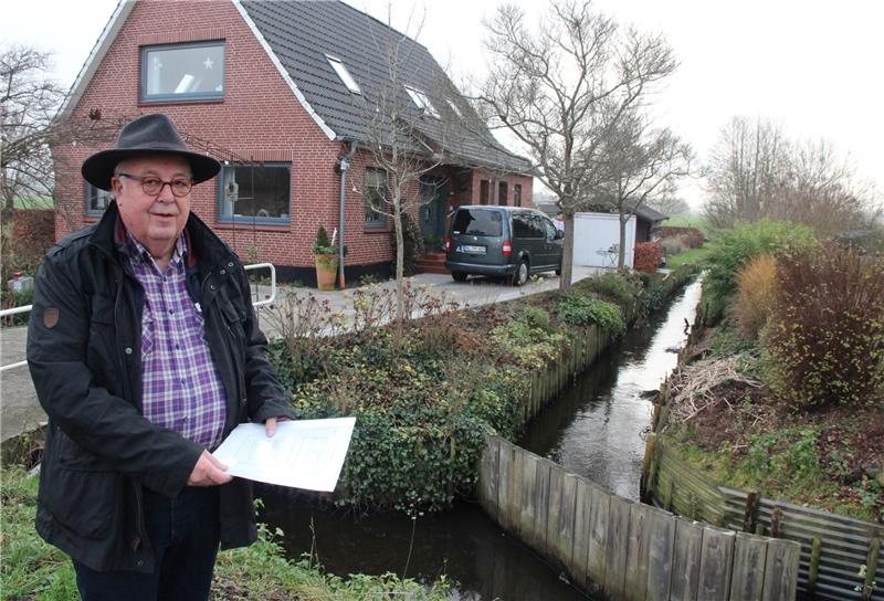 Horst Subei steht am kritischen Punkt an der Buxtehuder Straße in Rübke, wo der Schulbeek von Neu Wulmstorf kommend in die Rübker Landwettern mündet und in Richtung Este zum Schöpfwerk Moorende fließt. Hier kommt es regelmäßig zu Überschwem