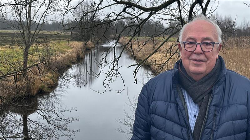 Horst Subei steht an dem Kanal, den jüdische Zwangsarbeiter einst im Moor zwischen Rübke und Buxtehude ausgehoben haben.