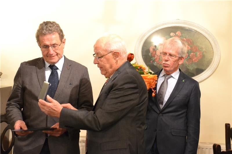 Horst Wartner (rechts), Ehrenvorsitzender des Städte- und Gemeindebundes, überreichte vergangene Woche am Ende der Sitzung des Samtgemeinderates Hermann Bösch die Ehrenmedaille für 40 Jahre Ratszugehörigkeit in Samtgemeinde und Gemeinde. Fo