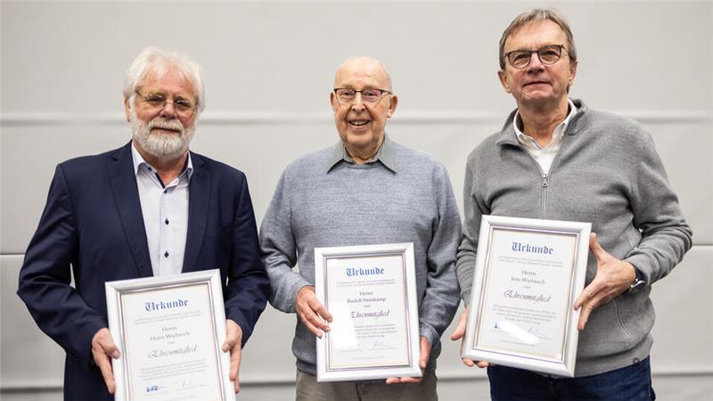 Horst Wiebusch, Rudi Steinkamp und Jens Wiebusch (von links) sind jetzt Ehrenmitglieder beim VfL Stade.