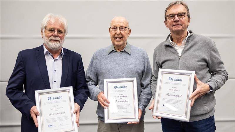 Horst Wiebusch, Rudi Steinkamp und Jens Wiebusch (von links) sind jetzt Ehrenmitglieder beim VfL Stade.
