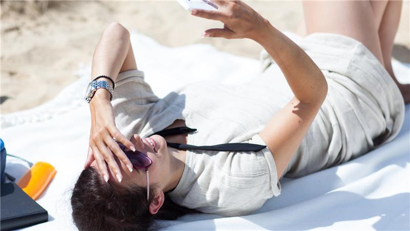Hot out there: Damit das Smartphone bei Hitze keinen Schaden nimmt, legt man es besser in den Schatten.