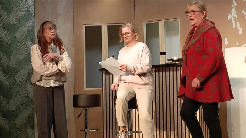 Hotelchefin Hermine (von links) bereut angesichts der Kabbelei von Carla und Herta, bei der Ausschreibung des Gewinnspiels mitgemacht zu haben.