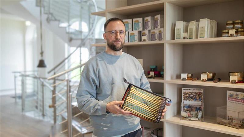 Hoteldirektor Sebastian Lutz steht hinter dem Upleven-Konzept in Wremen. Die Produkte, die im Hotel als Erinnerungsstücke verkauft werden, stammen aus nachhaltiger Produktion.