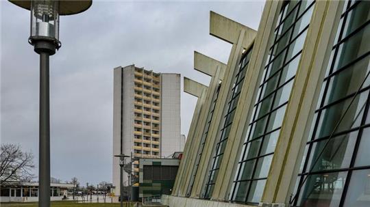 Hotelgebäude des IFA Fehmarn Hotel & Ferien-Centrum auf der Insel Fehmarn vor dem grauen Himmel.