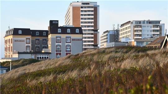 Hotels und Ferienwohnungen auf Sylt gibt es zahlreiche - einige Wohnungen werden laut Behörden aber illegal vermietet. (Archivbild) 