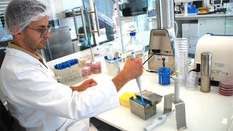 In Apensens Eisfabrik: Coole Spezialitäten am laufenden Band Hristijan Stevanoski untersucht im Labor die Eisproben.