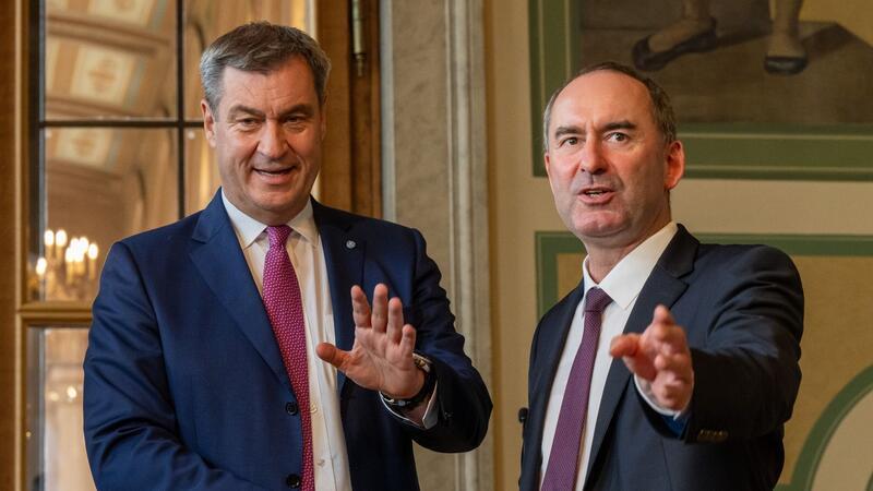 CSU und Freie Wähler unterzeichnen Koalitionsvertrag  Hubert Aiwanger (r) und Markus Söder sind sich einig.