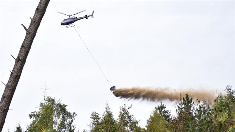 Hubschrauber kreisen über den Wäldern Stades und seiner Nachbarkreise - wie hier bei Beverstedt. Ein höchst gefährlicher Job.
