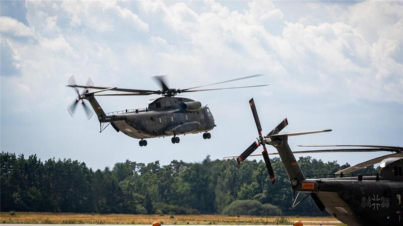Hubschrauberpiloten der Bundeswehr dürfen auch über Naturschutzgebieten tief fliegen. Sie brauchen keine Mindestflughöhe einzuhalten.
