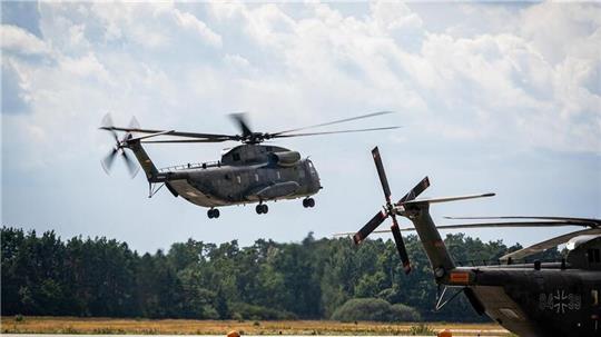 Hubschrauberpiloten der Bundeswehr dürfen auch über Naturschutzgebieten tief fliegen. Sie brauchen keine Mindestflughöhe einzuhalten.