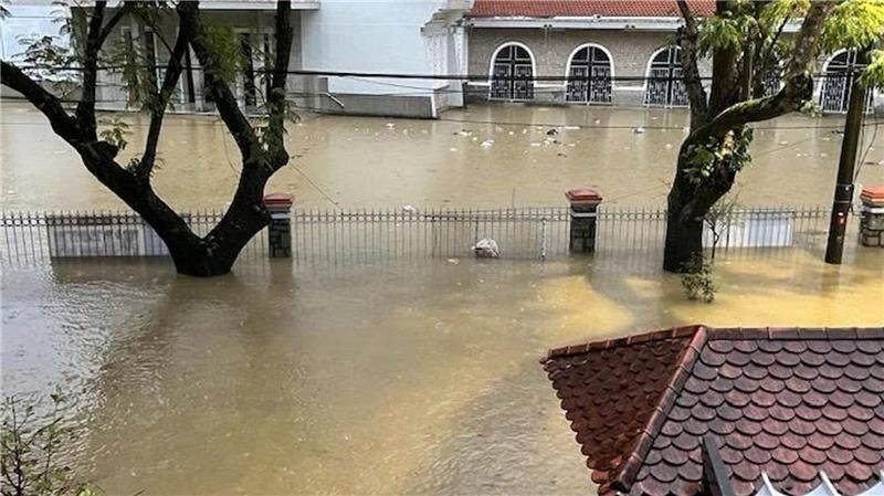 Rekordregen in Vietnam – historische Städte unter Wasser Hue ist eine alte Kaiserstadt.
