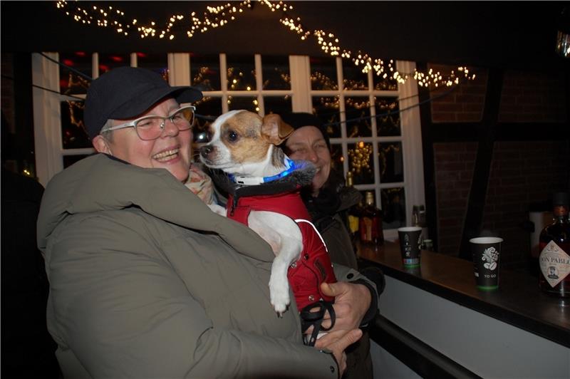 Hündin Maxi mit Frauchen in fröhlicher Runde