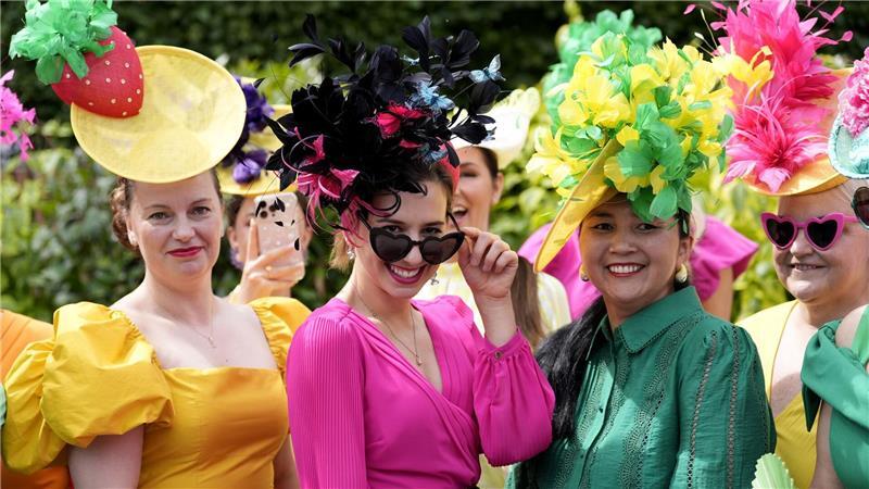 Eine Frage der Hüte: Dresscode beim Pferderennen in Ascot Hüte sieht man in vielen Farben und Formen.