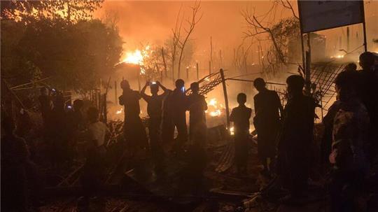 Hütten aus Bambus und Planen: In den Rohingya-Lagern brechen immer wieder Feuer aus.