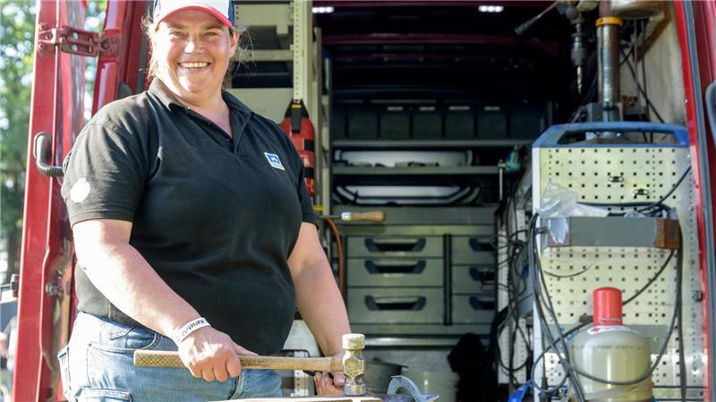 Wie Bargstedt gegen den Trend wächst: Erfolgsrezept des Reitturniers Hufbeschlagsschmiedin Carmen Holsten wartet mit ihrer mobiler Schmiede auf den nächsten Einsatz.