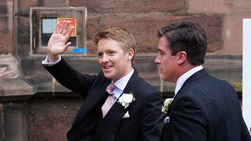 Hugh Grosvenor (l), der Herzog von Westminster, kommt zu seiner Hochzeit in der Kathedrale von Chester an.