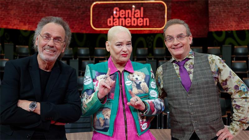 Hugo Egon Balder, Hella von Sinnen und Wigald Boning bei Dreharbeiten zum beliebten Comedy-Quiz „Genial daneben“.