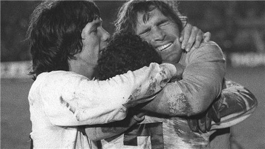 Hugo Gatti (r) feiert 1977 den Sieg im Elfmeterschießen in der Copa Libertadores.
