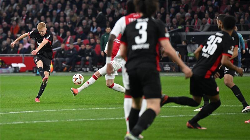 Sieg bei Ajax: Eintracht winkt Viertelfinale in Europa Hugo Larsson traf mit einem platzierten Schuss zum 1:1.