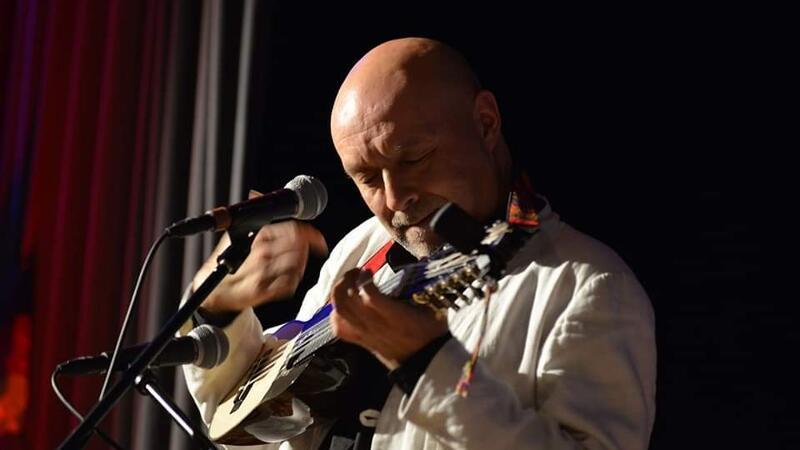 Von Tango bis Bossa Nova: Südamerikanische Musiker in Buxtehude Hugo Leyton spielt den Charango, ein Zupfinstrument aus den Anden, für dessen Resonanzkörper urprünglich der Panzer eines Gürteltiers verwendet wurde.