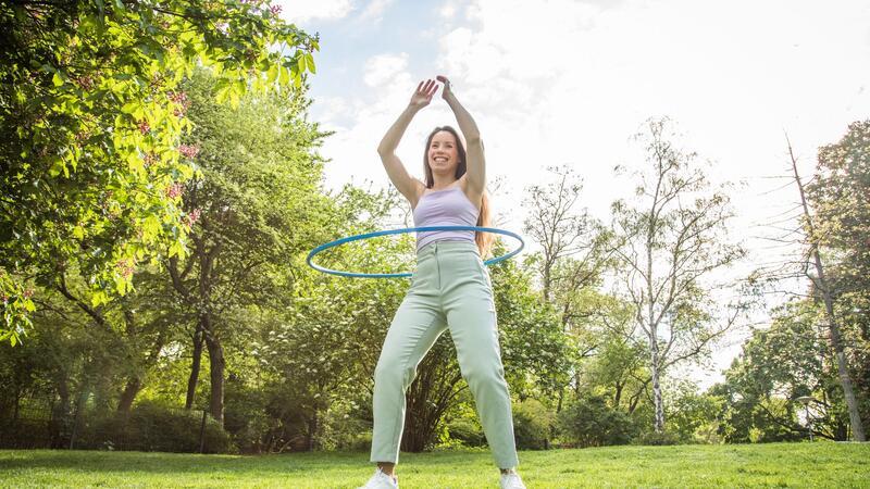 Hulahoop: Rückenschmerzen lindern durch gestärkte Bauchmuskeln und verbesserte Rückenstabilität.