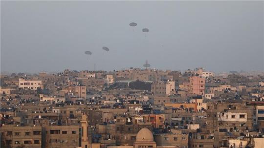 Humanitäre Hilfsgüter werden von den USA über Gaza-Stadt abgeworfen.