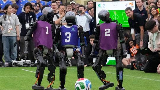 Humanoide Roboter spielen schon lange Fußball wie hier beim RoboCup 2026. Forschende nutzen den Sport, um Wahrnehmung und Steuerung der Maschinen zu verbessern. (Symbolbild)