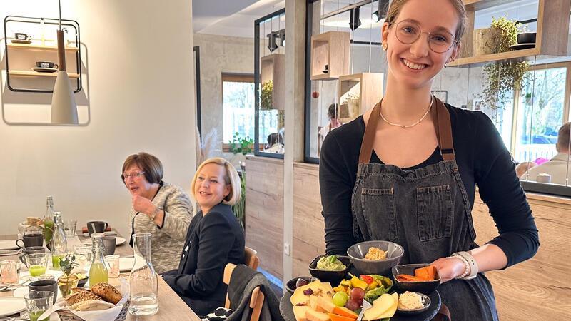 Hummus, Käsecreme, Gemüse, Käse, selbst gebackenes Brot: Helene Sievers aus Himmelpforten präsentiert einen Gang, den sich die drei Schülerinnen für die 37 Gäste ausgedacht haben.