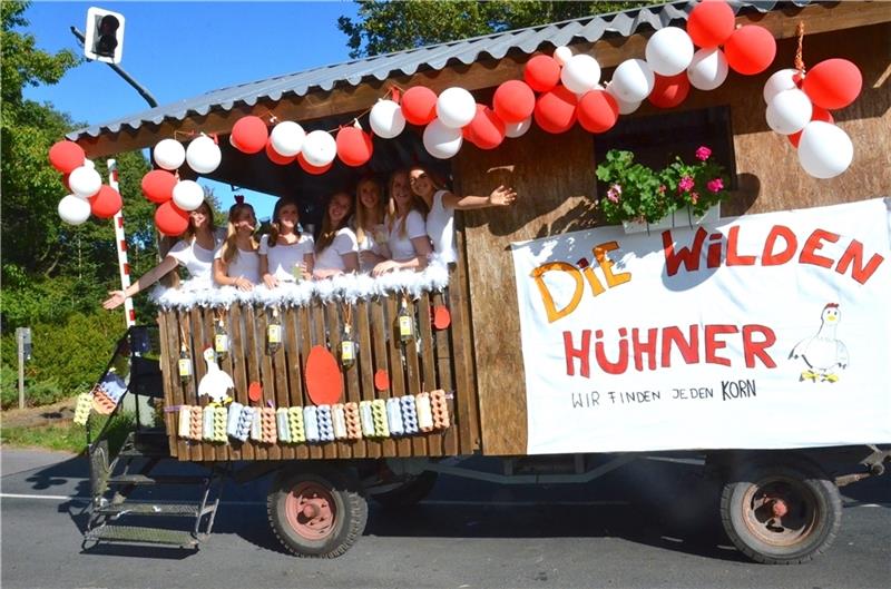 Humorvoll sind die Wagen in Bargstedt geschmückt. Fotos: Fehlbus