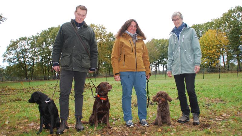 Hundehalter und Jäger Luca Aperdannier, Hundetrainerin Maria Görtz und Bargstedts stellvertretende Bürgermeisterin Birgit Lukas (rechts) auf dem neuen Hundeplatz.