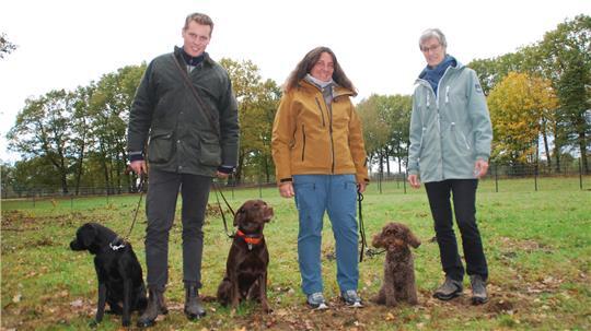 Neuer Hundeplatz in Bargstedt: Wo sich Vierbeiner austoben können Hundehalter und Jäger Luca Aperdannier, Hundetrainerin Maria Görtz und Bargstedts stellvertretende Bürgermeisterin Birgit Lukas (rechts) auf dem neuen Hundeplatz.