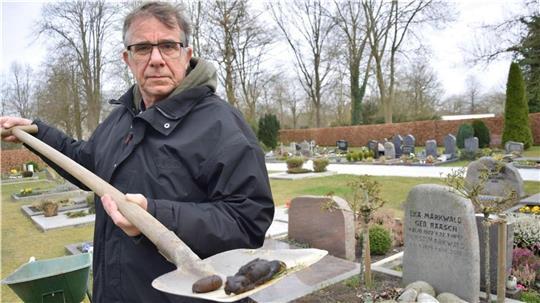 „Hundekot ist auf dem Atenser Friedhof aktuell ein großes Problem“, sagt Pastor Dietmar Reumann-Claßen vom zuständigen Kirchenverband. Es gebe „einige wenige“ Halter, die daran Schuld seien.