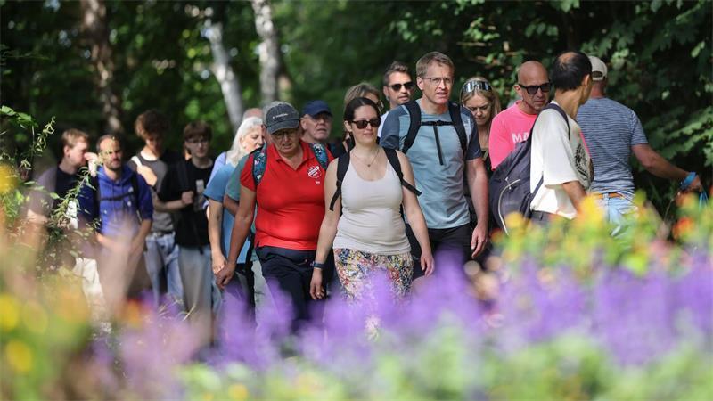 Hundert oder mehr Menschen begleiten Günther auf der ersten Etappe seiner Wanderung.