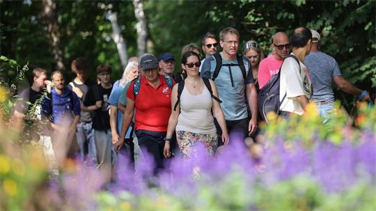 Hundert oder mehr Menschen begleiten Günther auf der ersten Etappe seiner Wanderung.