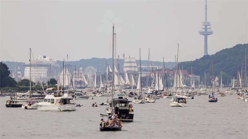 Hunderte Boote waren auf dem Wasser - darunter viele Zuschauerboote.