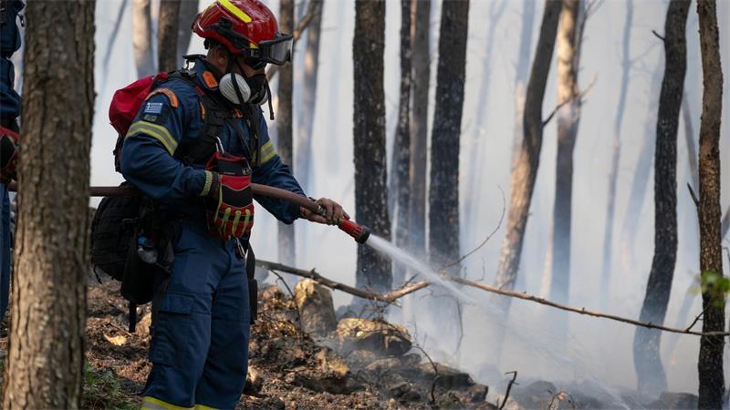 Hunderte Einsatzkräfte, darunter auch Feuerwehrleute aus Rumänien und Frankreich, kämpfen in der Nähe von Athen gegen einen Großbrand. 