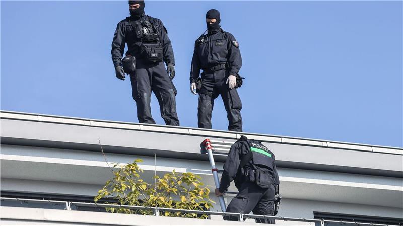 Razzia gegen Drogenkriminalität - Polizist angeschossen Hunderte Einsatzkräfte der Polizei waren an den Durchsuchungen in mehreren Ländern beteiligt.