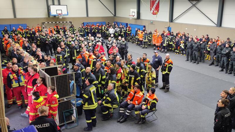 Hunderte Einsatzkräfte versammelten sich in der Sporthalle in Elm.