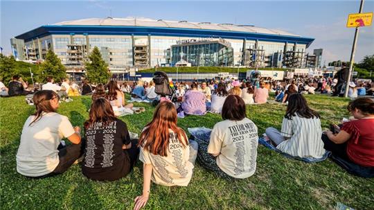 Hunderte Fans verfolgten das Konzert vor dem Stadion. 
