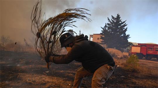 Hunderte Feuerwehrleute, aber auch viele Freiwillige sind in Griechenland im Dauereinsatz.