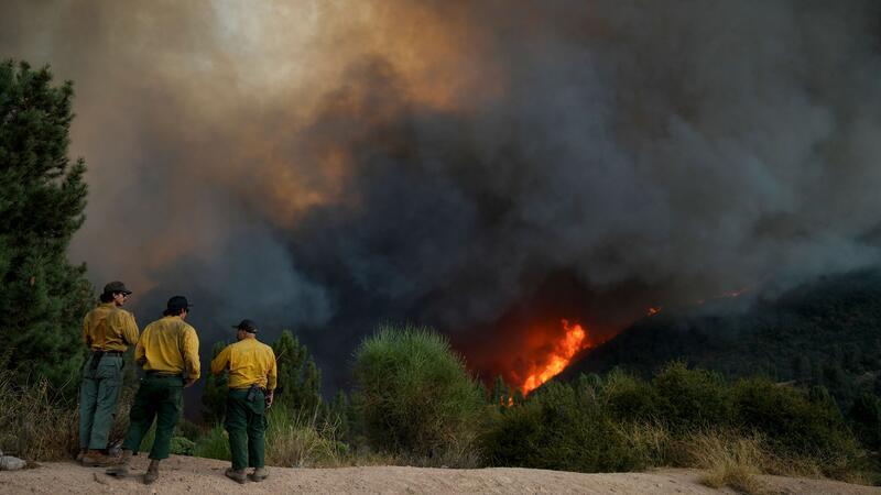 Tausende fliehen vor Feuer in Kalifornien Hunderte Feuerwehrleute sind im Einsatz.