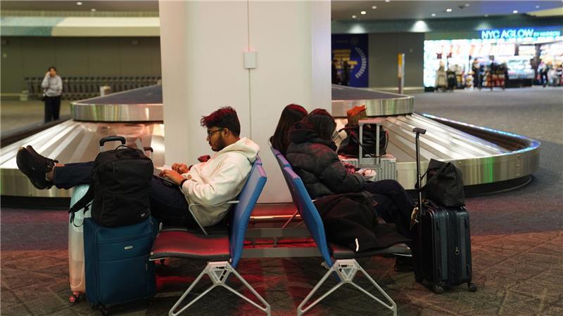 Hunderte Flüge von und nach New York wurden wegen heftigen Winterwetters gestrichen.